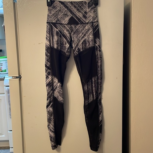 Lululemon Size 2 Black White Mesh Patterned Leggings - Picture 1 of 5